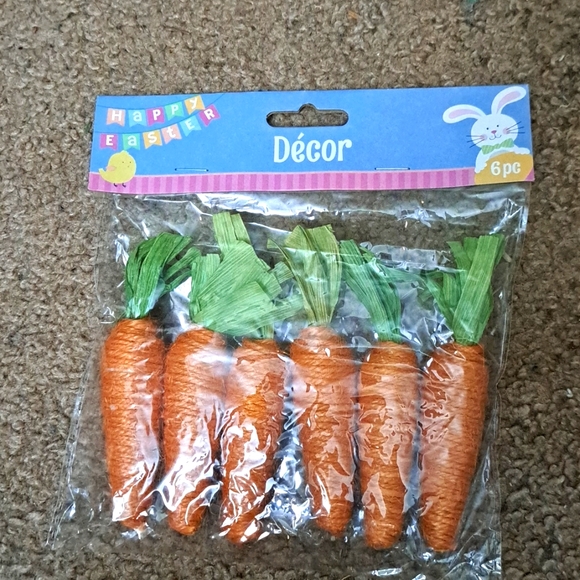 6 Decorative Carrots 1 pack - Picture 1 of 2